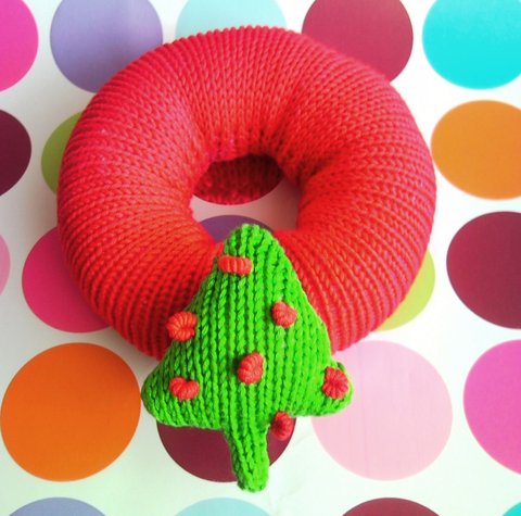 Knitted_baby_ring_toy_with_Christmas_tree_front_view.jpg