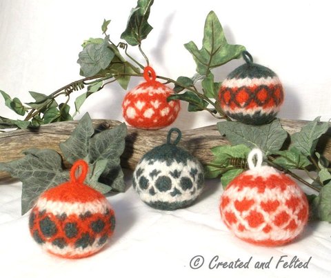 Felt_christmas_baubles_pattern__1_.jpg