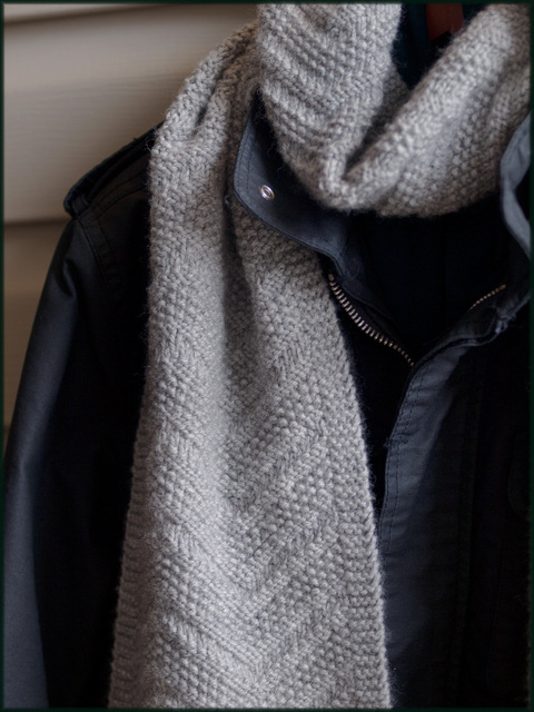_232-sRGB-_20Grey_20Scarf_206x4pt5ins_20264dpi_20JPG10_A094574.jpg